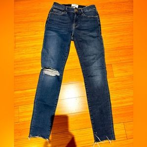 Frame stretchy skinny jeans with raw edge and knee hole